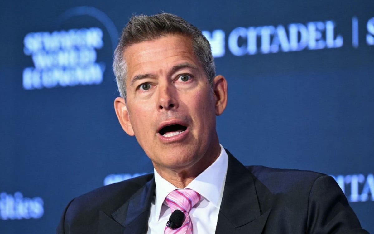 Sean Duffy, secretario de Transporte, señala que la decisión del gobierno de Biden aceleró la bancarrota y el cierre definitivo de Spirit Airlines. (Foto: Mandel NGAN / AFP)