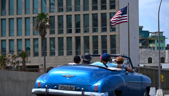 Un automóvil pasa por la embajada de Estados Unidos en La Habana, Cuba, el 18 de marzo de 2024. . (Foto de YAMIL LAGE / AFP).