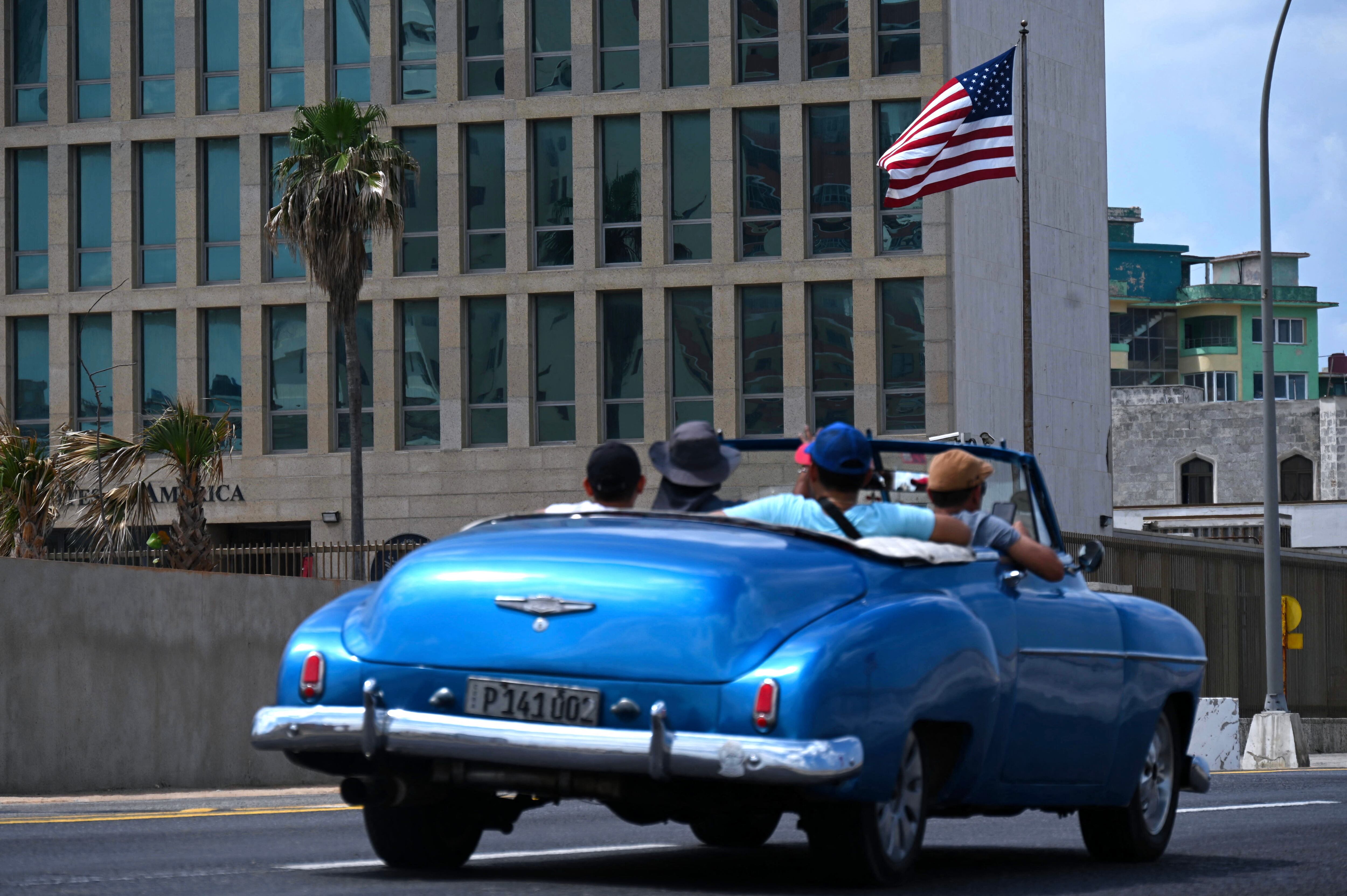 Un automóvil pasa por la embajada de Estados Unidos en La Habana, Cuba, el 18 de marzo de 2024. (Foto: YAMIL LAGE / AFP).