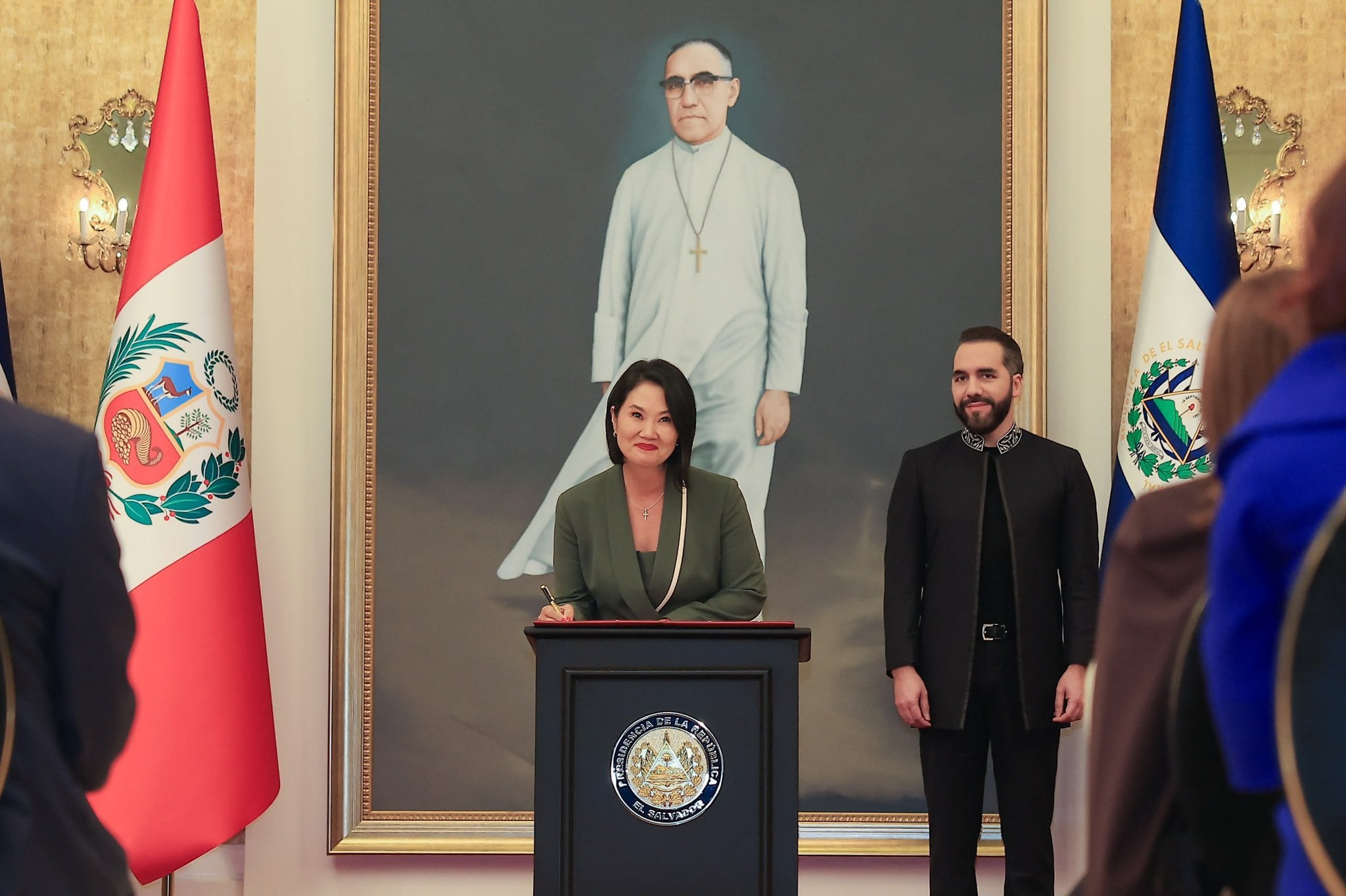 Según la mandataria Keiko Fujimori, Perú goza de la estabilidad macroeconómica necesaria para atraer capitales salvadoreños, con mecanismos como Obras por Impuestos, acuerdos G2G y asociaciones público-privadas. Foto: Presidencia del Perú