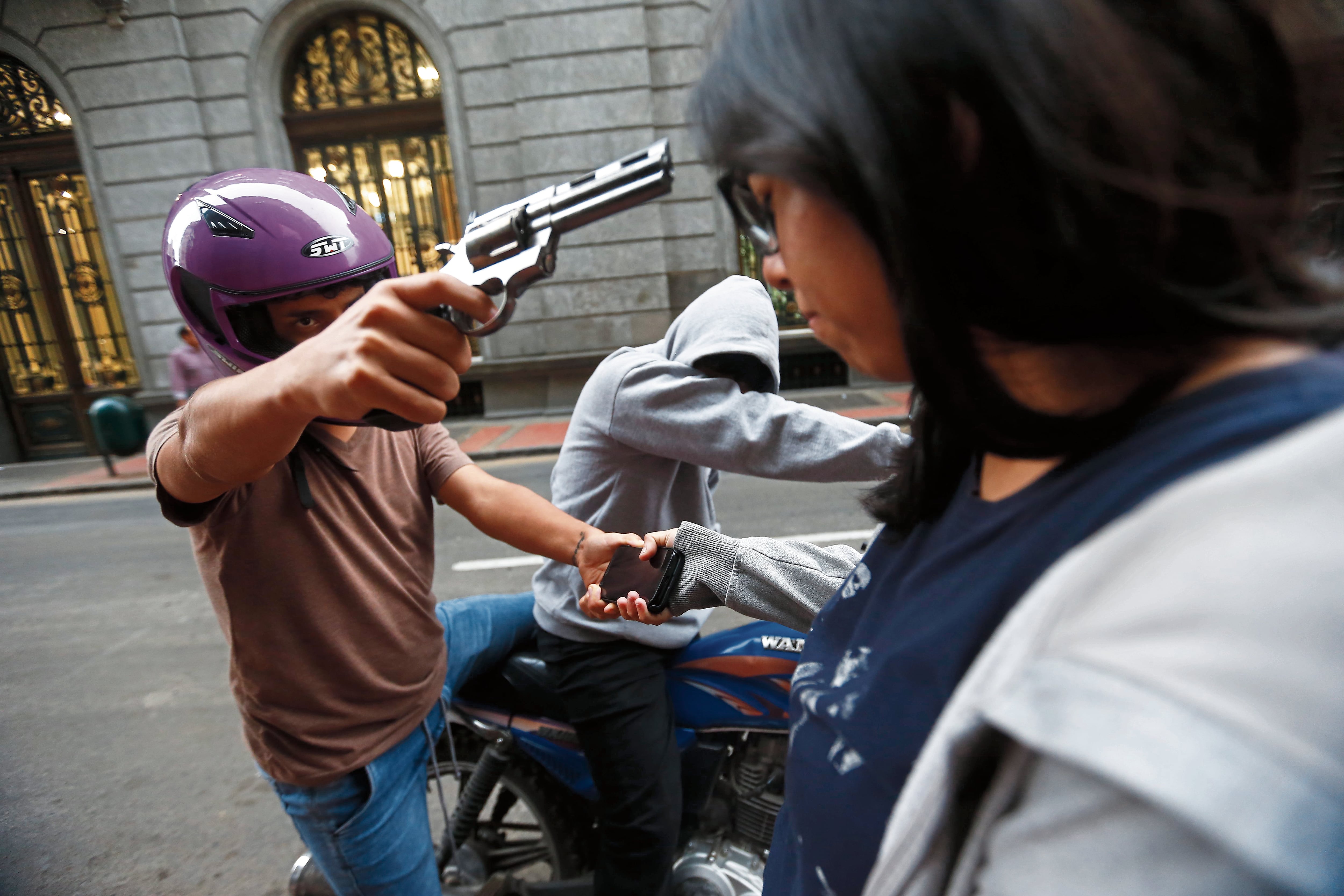 Más de 4.200 celulares son robados cada día en el Perú: las 10 de la mañana es el horario con mayor incidencia. Foto: GEC.