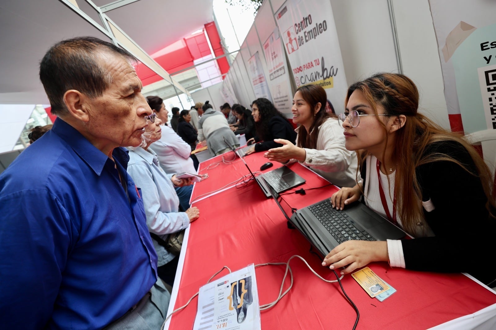 El evento reúne a más de 100 empresas con 6,000 vacantes de empleo, dirigido a personas con discapacidad, adultos mayores y jóvenes. Foto: MTPE.