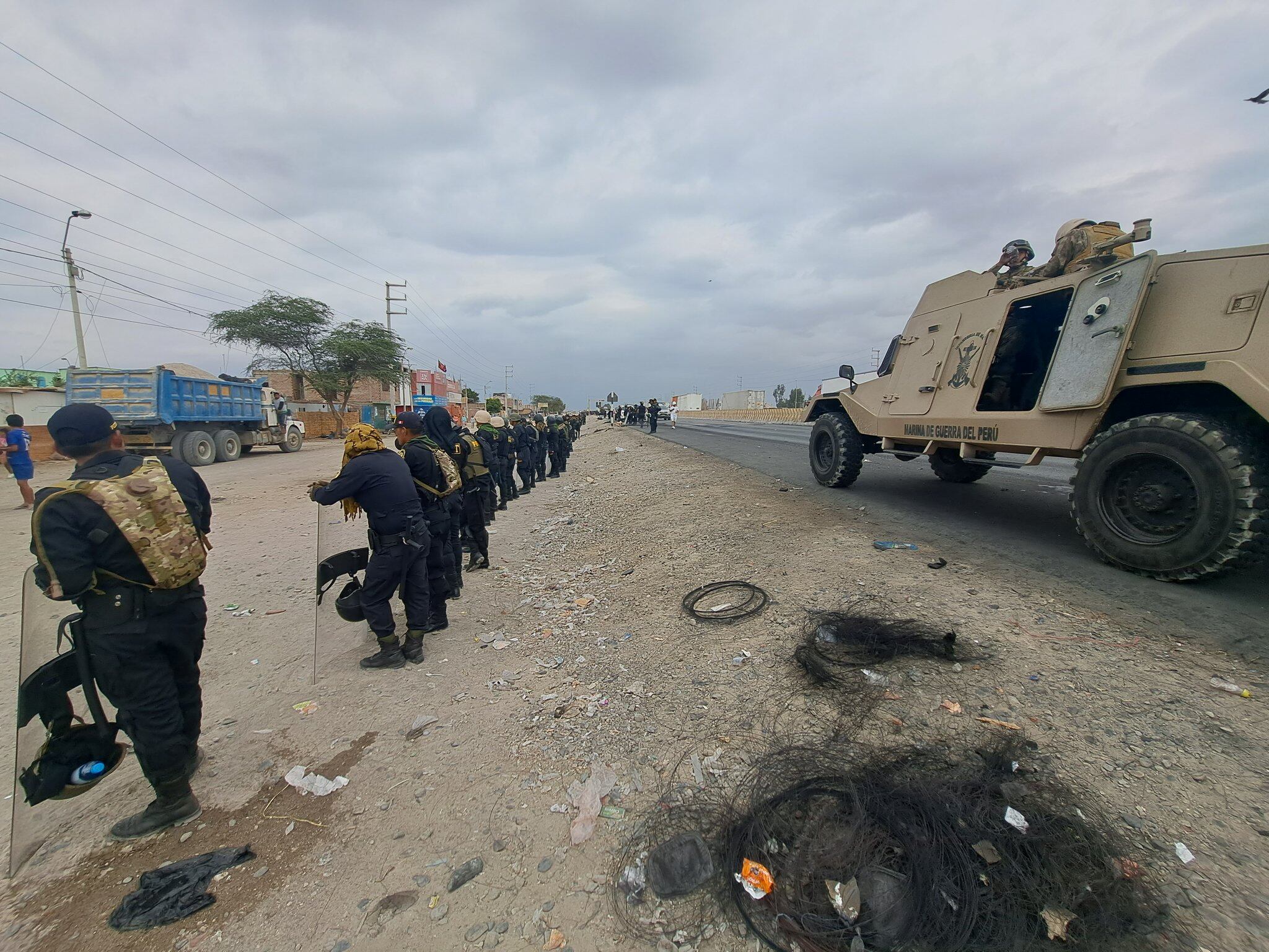 La Policía permanecerá resguardando la Panamericana Sur a la altura de Barrio Chino en el marco de las acciones ante la convocatoria de la denominada protesta la Toma de Lima. (Foto: Hernán Medrano)