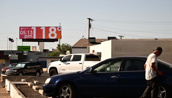 Un cartel muestra una temperatura de 118 °F (48 °C) durante una ola de calor récord en Phoenix, Arizona, el 18 de julio de 2023 (Foto: Patrick T. Fallon / AFP)