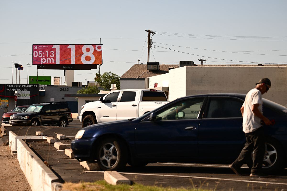 Un cartel muestra una temperatura de 118 °F (48 °C) durante una ola de calor récord en Phoenix, Arizona, el 18 de julio de 2023 (Foto: Patrick T. Fallon / AFP)