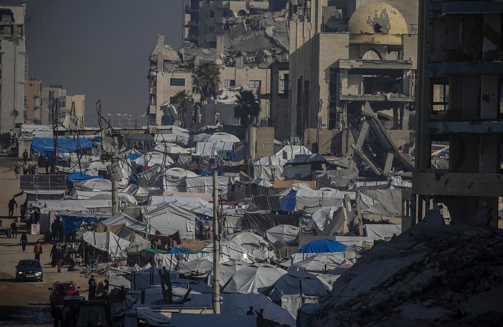 Palestinos se desplazan entre las ruinas de edificios destruidos en la carretera de Al Rashid, al oeste de la ciudad de Gaza, el 6 de enero de 2026, en medio de un alto el fuego entre Israel y Hamás. (EFE/EPA/MOHAMMED SABER).