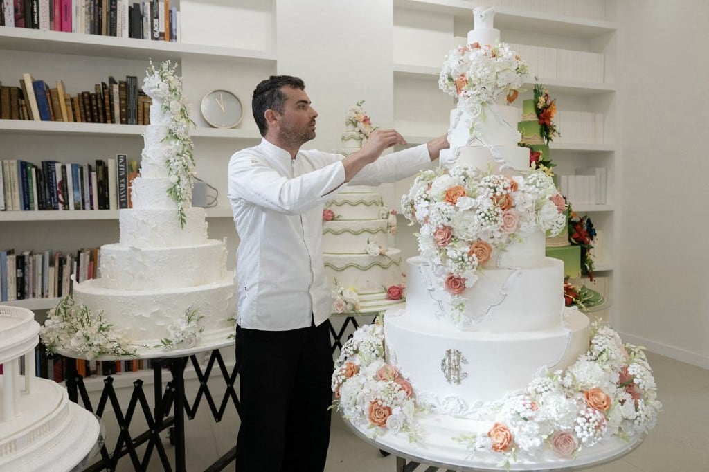 El pastelero francés Bastien Blanc-Tailleur decora un pastel de bodas en su estudio en Saint-Remy-les-Chevreuse, al suroeste de París, el 10 de abril de 2026. (Foto de Thomas SAMSON / AFP)