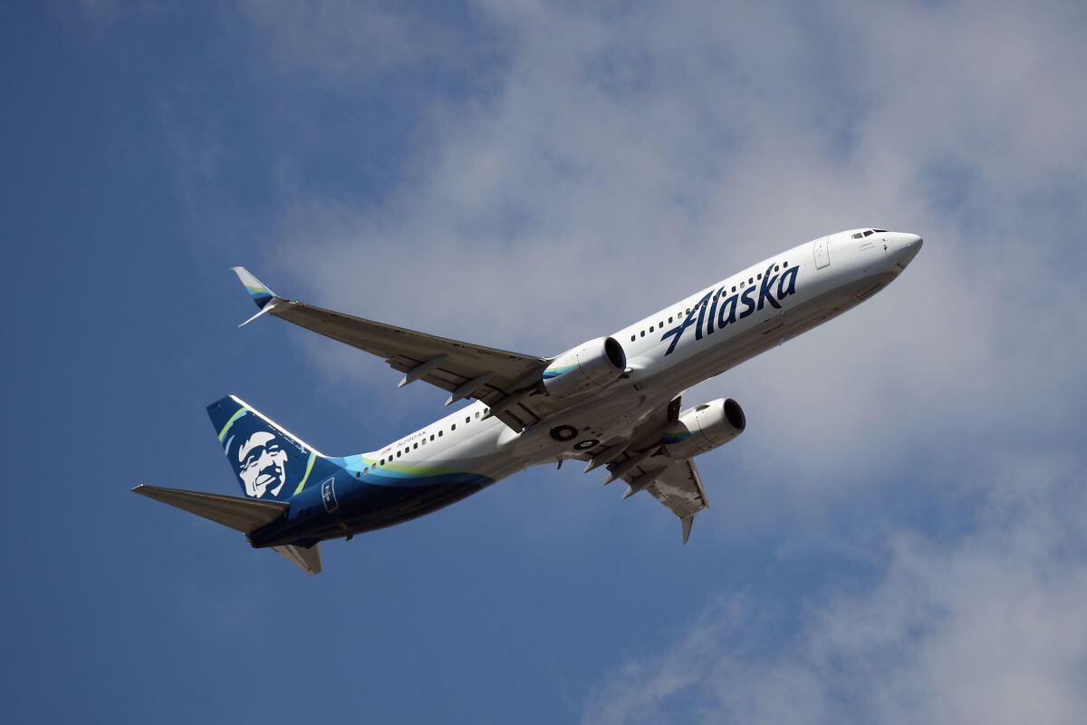Un Boeing 737-990 (ER) operado por Alaska Airlines despega del aeropuerto JFK el 24 de agosto de 2019 en el distrito de Queens de la ciudad de Nueva York. (Foto de Bruce Bennett/Getty Images) (Foto de Bruce Bennett/Getty Images)