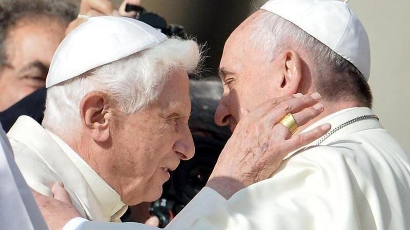 El Papa Francisco saludando a su predecesor, el Papa emérito Benedicto XVI, en una misa papal en 2014