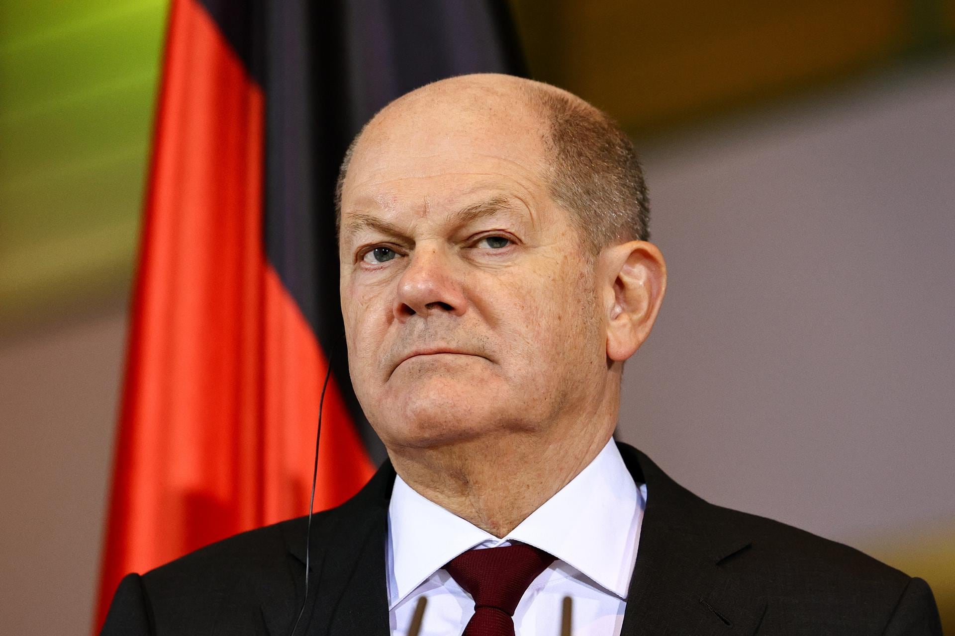 El Canciller alemán Olaf Scholz asiste a una conferencia de prensa con la Primera Ministra italiana Giorgia Meloni (invisible) antes de las consultas del gobierno alemán-italiano en la Cancillería de Berlín, Alemania, el 22 de noviembre de 2023. EFE/EPA/FILIP CANTANTE