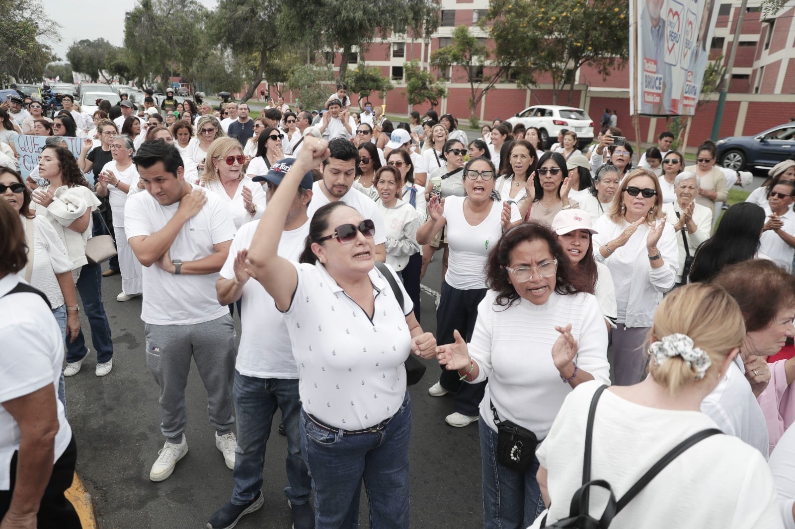 Padres de familia de la institución realizaron un plantón frente al Centro Naval del Perú para exigir justicia por el caso de un adolescente que denunció una presunta agresión sexual. (Fotos: Julio Reaño/@photo.gec)