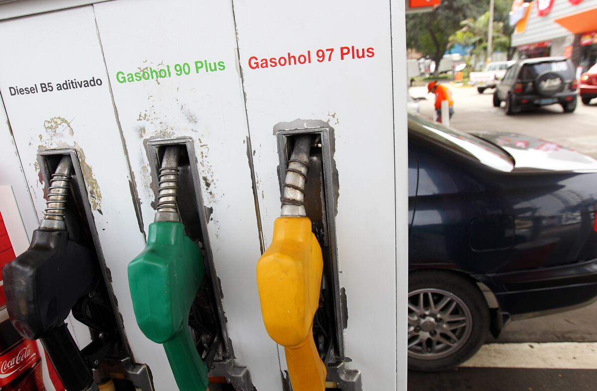 El precio de los combustibles debe bajar, afirma Opecu. (Foto: GEC)
