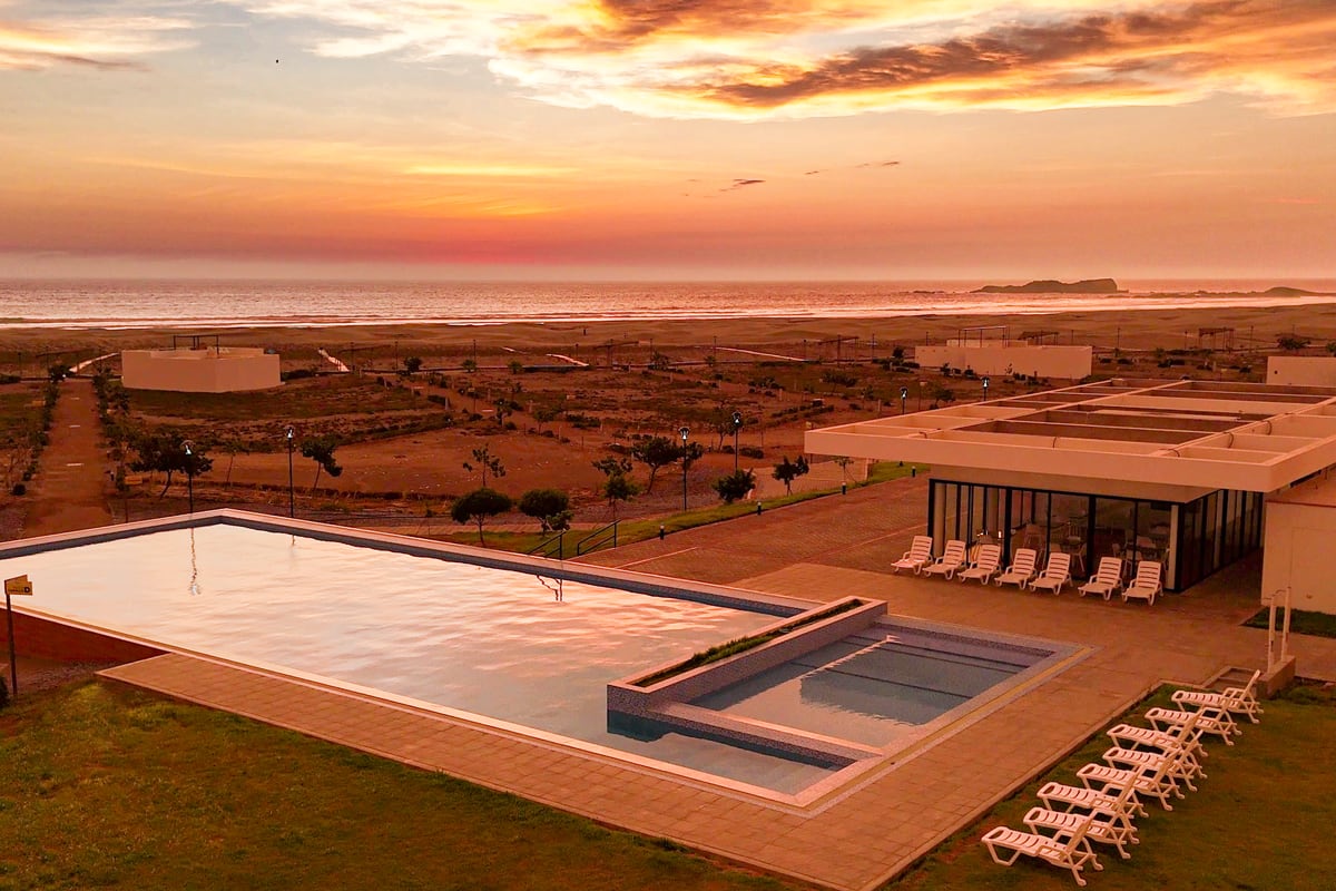Clubhouse y piscina del proyecto Castillo de Arena, ubicado en Huarmey, uno de los complejos con 200 terrenos entregados. (Foto: GRV)