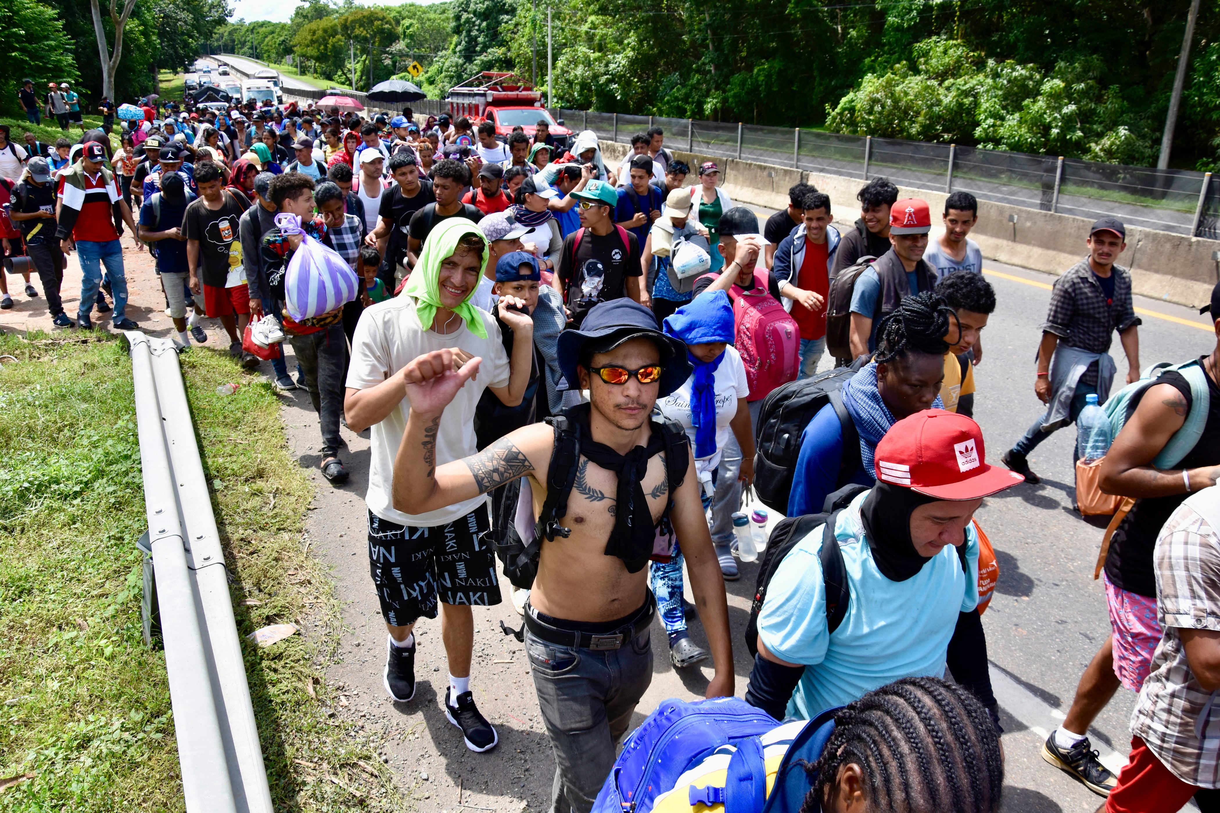 Migrantes de distintas nacionalidades caminando hacia Estados Unidos por una carretera en Tapachula, estado de Chiapas, México. (Foto: AFP)