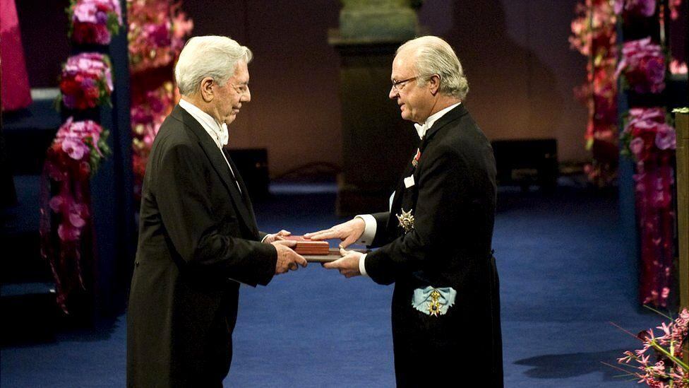 Vargas Llosa recibió el Nobel de Literatura en 2010. "Cómo no querer al Perú, ese país que yo no elegí, sino que me eligió a mí".