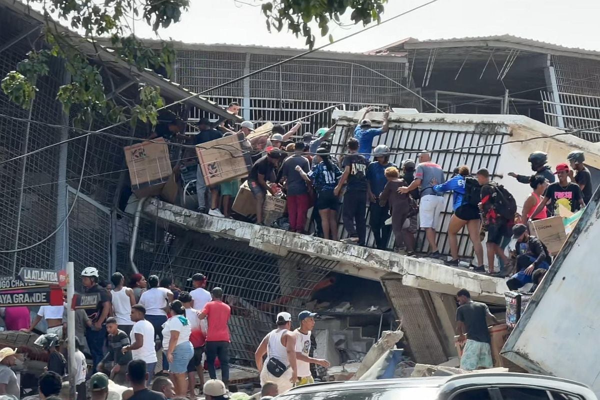 Decenas de personas colaboran en las labores de rescate tras los dos fuertes terremotos en Venezuela.