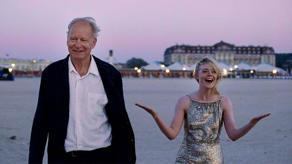 Stellan Skarsgård como Gustav Borg y Elle Fanning como Rachel Kemp en la película "Sentimental Value" (Foto: Nordisk Film)
