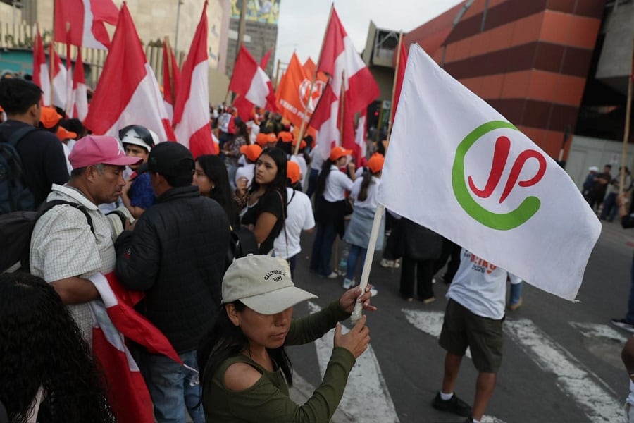 Simpatizantes de ambos candidatos llegan a San Borja. Esperan el debate presidencial entre Keiko Fujimori, de Fuerza Popular, y Roberto Sánchez, de Juntos por el Perú. Foto: Julio Reaño /@photo.gec