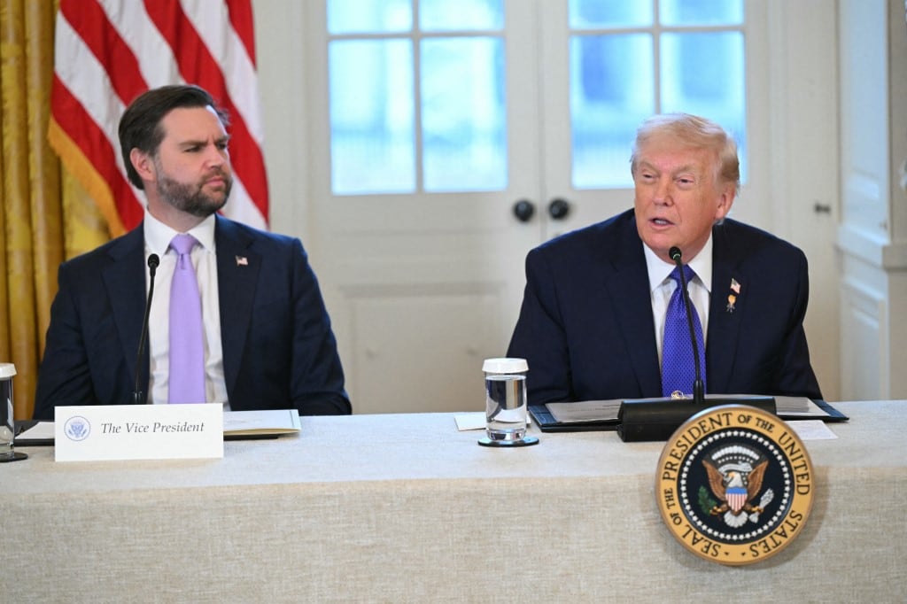 El presidente estadounidense Donald Trump habla mientras el vicepresidente JD Vance (izquierda) observa durante una reunión con ejecutivos de compañías petroleras estadounidenses en el Salón Este de la Casa Blanca en Washington, D.C., el 9 de enero de 2026. (Foto de SAUL LOEB / AFP)