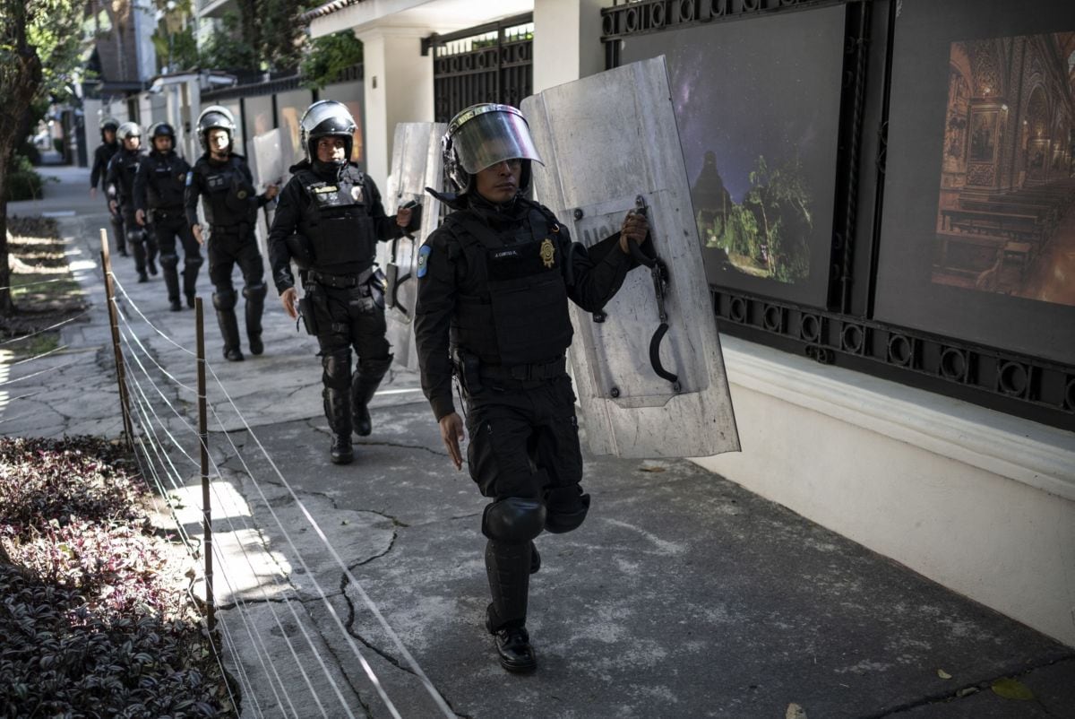 Agentes de la policía antidisturbios frente a la embajada de Ecuador en Ciudad de México el 6 de abril. Fotógrafo: Yuri Cortez/AFP/Getty Images