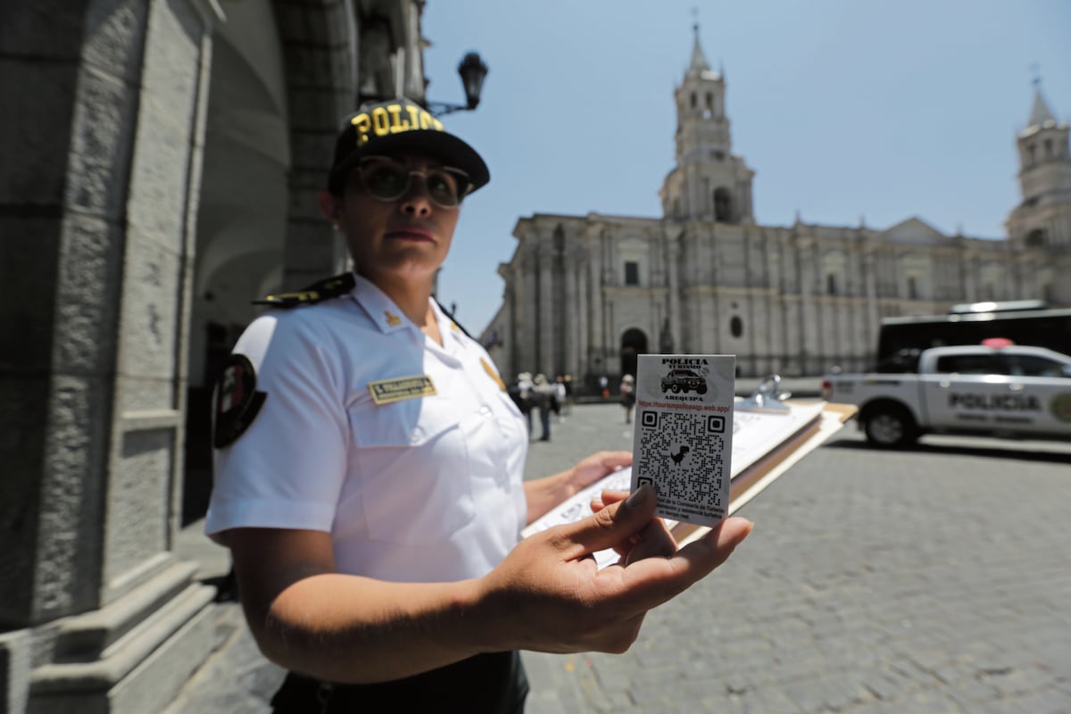 Policía de turismo patrulla la plaza de armas de Arequipa (Foto: GEC)