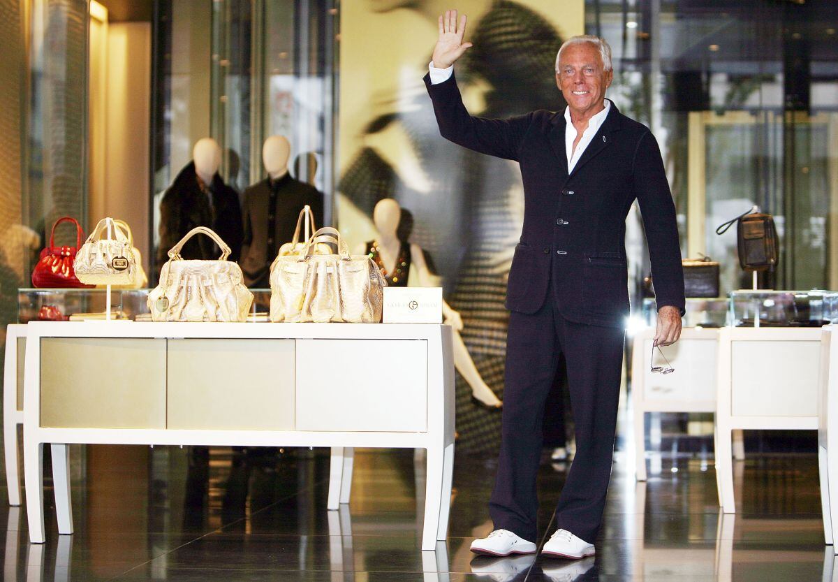 Giorgio Armani visita una nueva tienda insignia en Tokio en 2007.