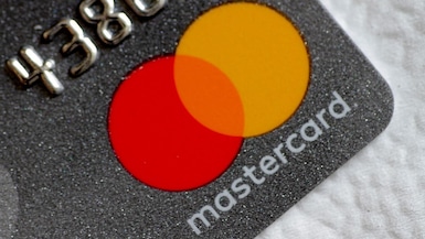 © Reuters. FOTO DE ARCHIVO: Un logotipo de Mastercard en una tarjeta de crédito en esta imagen ilustrativa del 30 de agosto de 2017. REUTERS/Thomas White