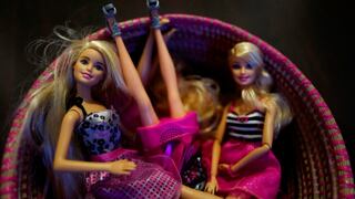 Mattel cae después de que popularidad de Barbie se desvanece