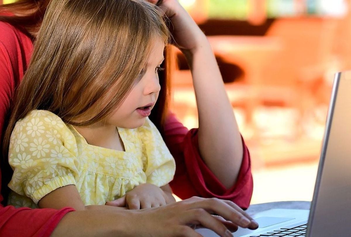 Para acceder al crédito completo, el menor debe cumplir estrictos requisitos de edad, parentesco, residencia y Seguro Social, mientras que los padres no pueden superar ciertos niveles de ingreso (Foto: Pixabay)