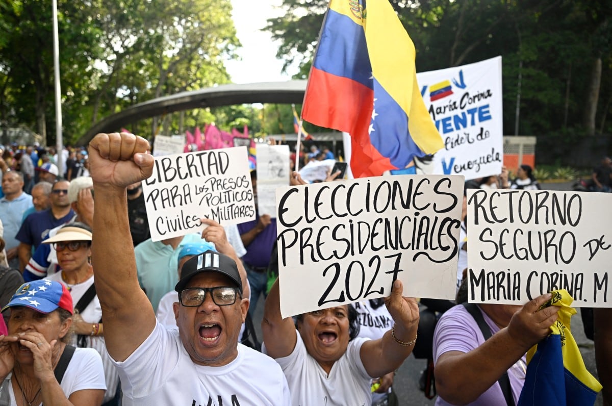 Partidarios de la líder de la oposición venezolana y premio Nobel de la Paz, María Corina Machado, gritan consignas durante una manifestación para exigir elecciones en Caracas, el 22 de octubre de 2026. (Federico PARRA / AFP)