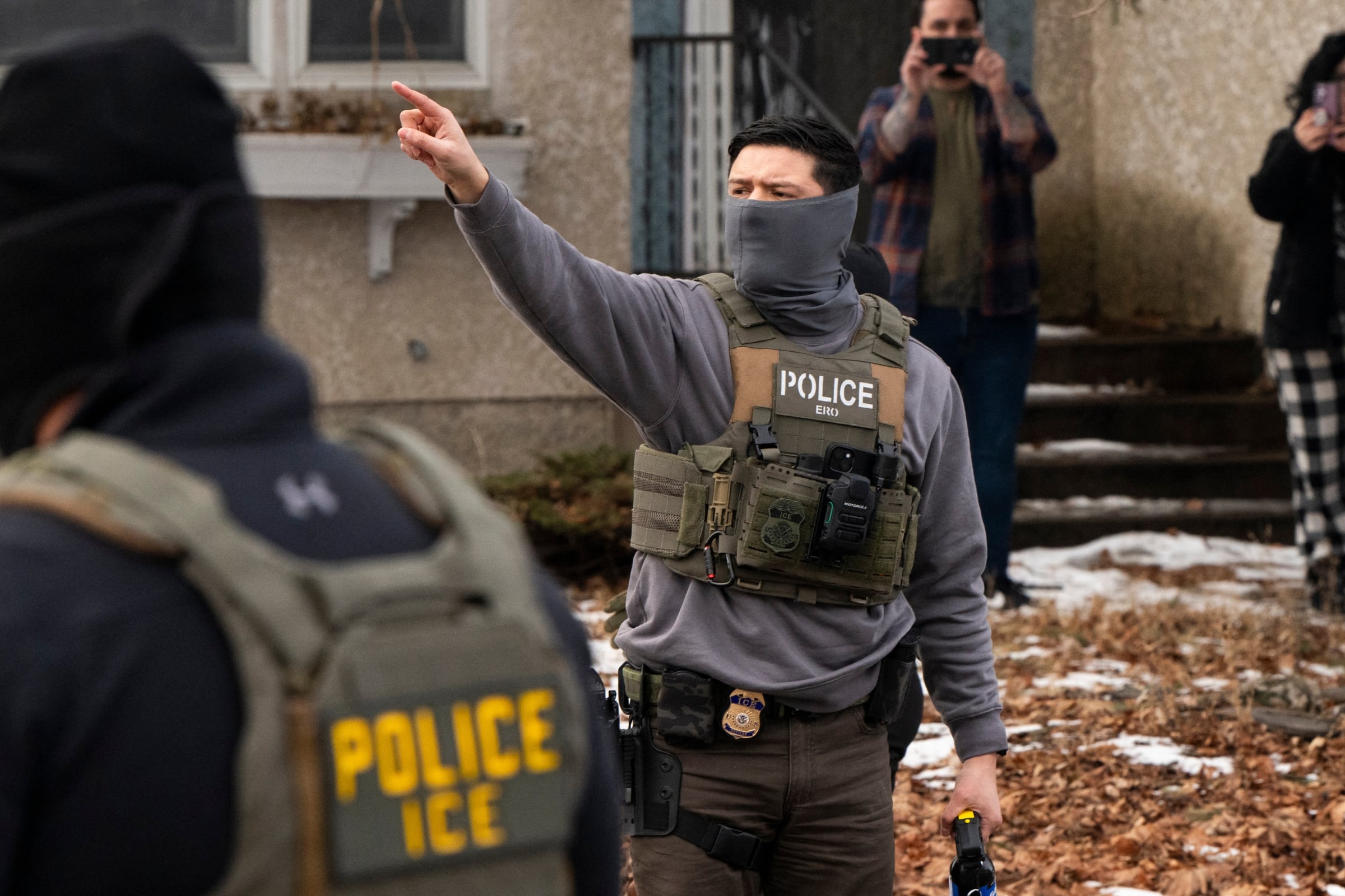 Agentes de ICE durante una de sus operaciones (Foto: AFP)