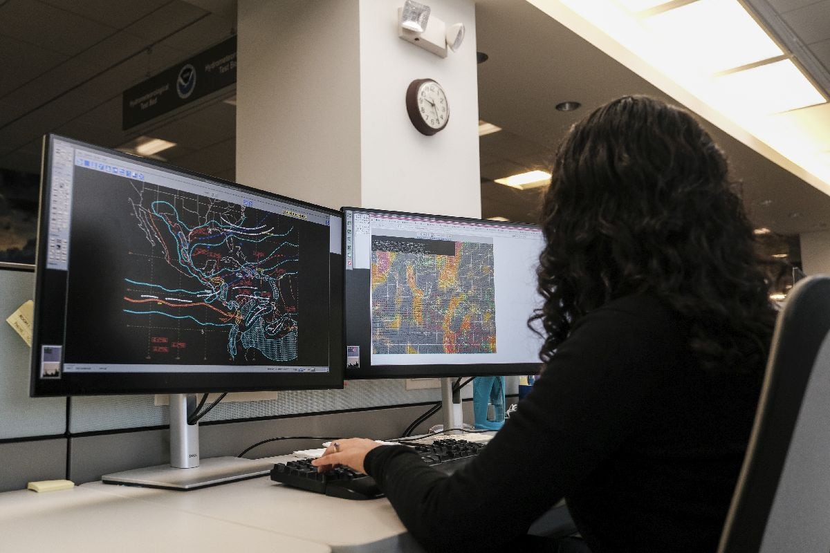 Un meteorólogo monitorea la actividad meteorológica en la pantalla de una computadora en la sede del Centro de Predicción Meteorológica y Climática de la NOAA en College Park, Maryland. Fotógrafo: Michael A. McCoy/Bloomberg.