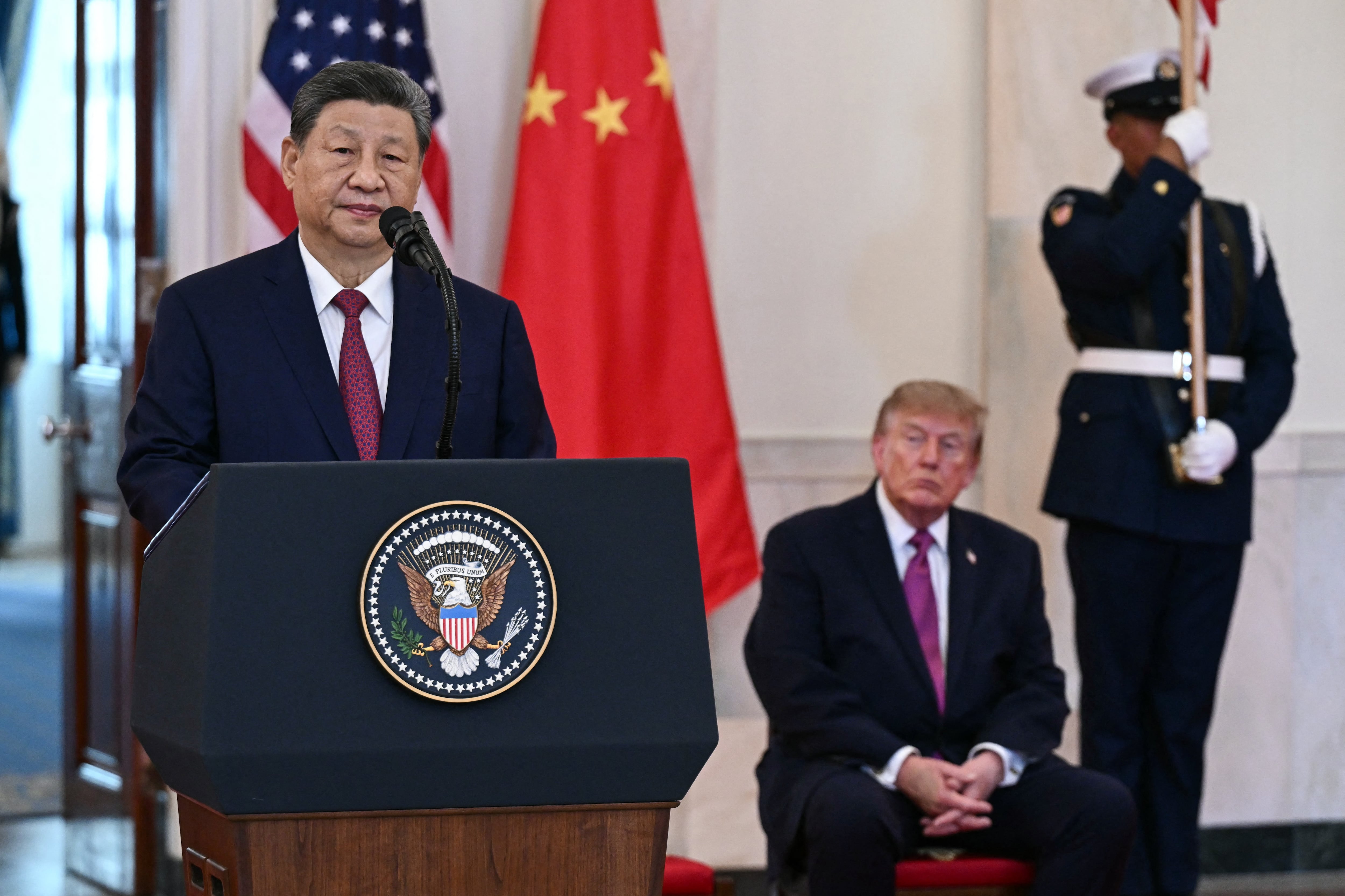 El presidente de Estados Unidos Donald Trump (derecha) observa mientras el presidente de China Xi Jinping pronuncia un discurso en el Salón de la Cruz de la Casa Blanca, el 24 de septiembre de 2026. (Foto de Brendan SMIALOWSKI / AFP).