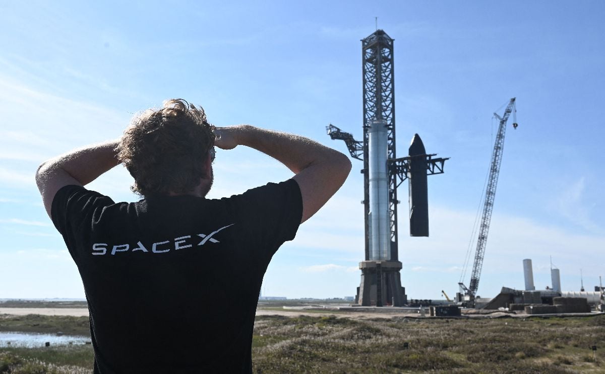 Una persona observa cómo la nave Super Heavy-Starship de SpaceX se desacopla del propulsor en la plataforma de lanzamiento de Starbase en Boca Chica, Texas. Fotógrafo: Timothy A. Clary/AFP/Getty Images