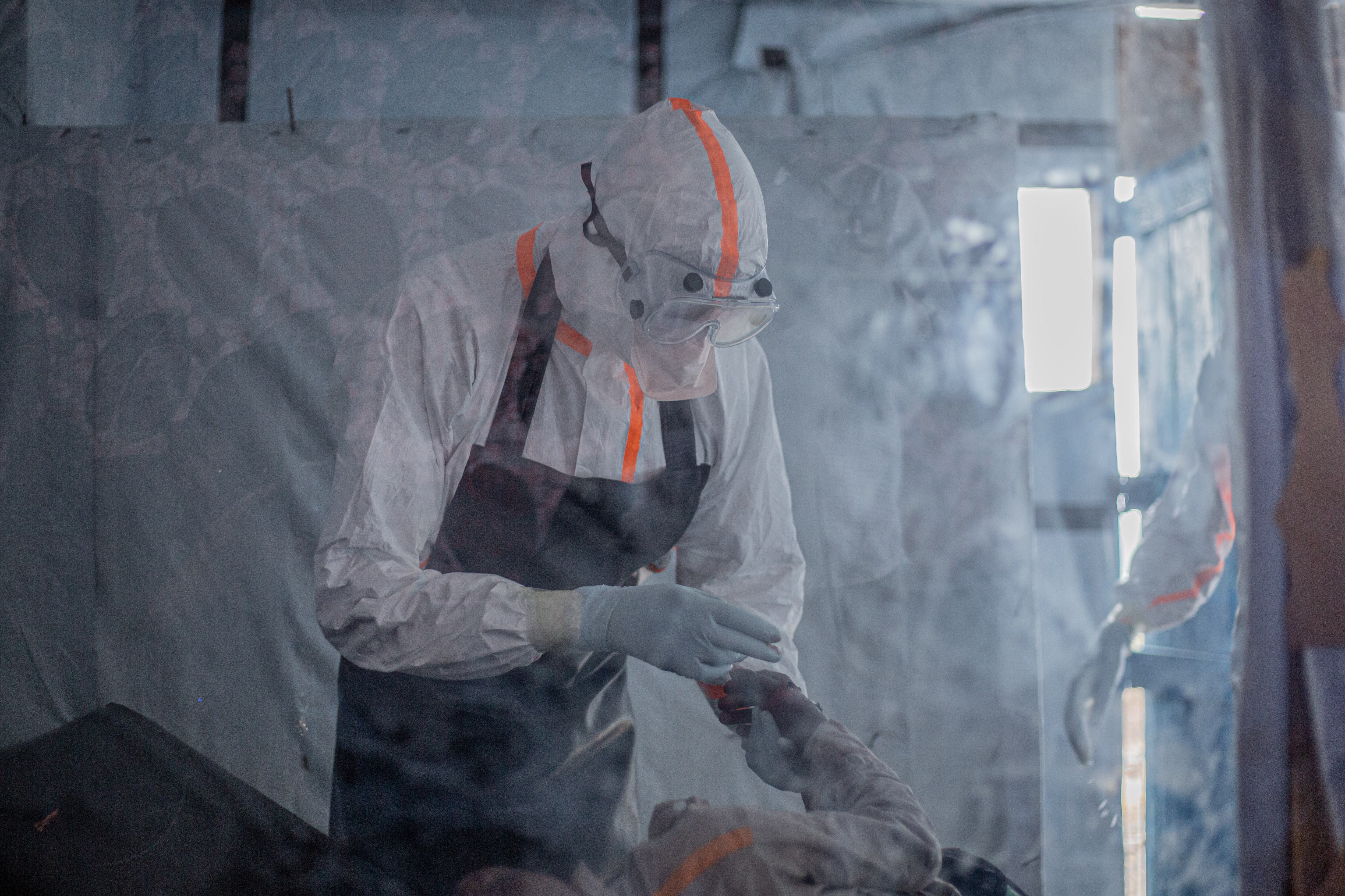 Un médico atiende a un paciente con la enfermedad del virus del ébola en el Centro de Tratamiento del Ébola (CTE) de Rwampara en Bunia, Ituri, al este de la República Democrática del Congo, el 13 de julio de 2026. (Foto de BENEDICTION MURHABAZI / AFP).