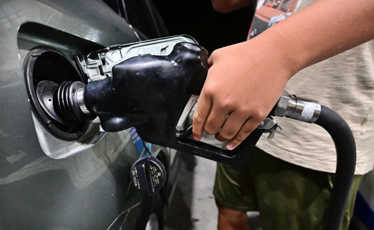 Un hombre llena con gasolina su auto en una estación en Alhambra, California. (Foto: AFP)
