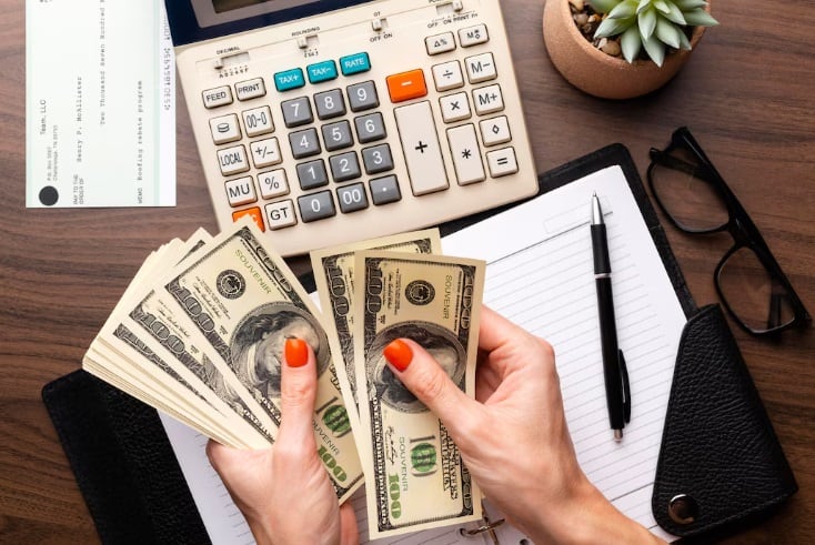 Mientras sindicatos defienden la propuesta como clave para financiar servicios públicos, críticos advierten que podría agravar la fuga de capitales. (Foto referencial: Freepik)