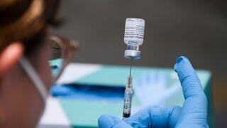 COVID-19: vacuna de Pfizer es muy eficaz contra hospitalizaciones durante seis meses