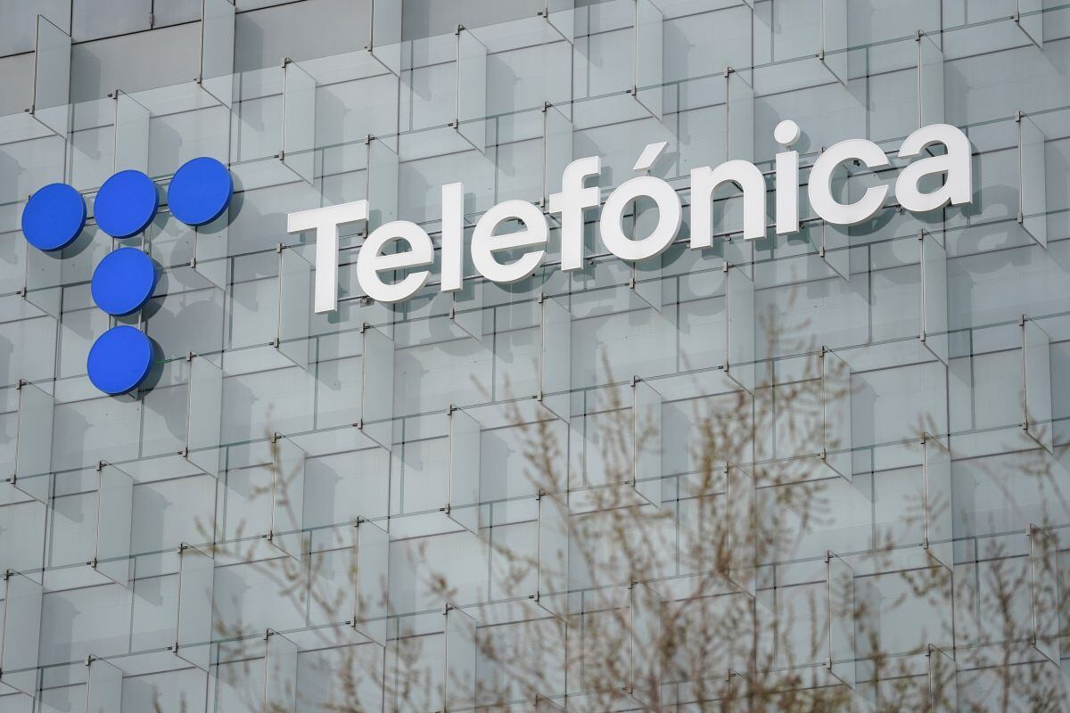 Un logotipo en el exterior de la sede de Telefónica SA en Madrid, España, el jueves 22 de febrero de 2024.