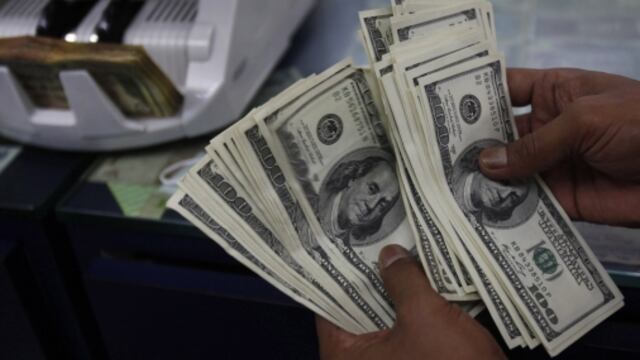 Dólar cerró al alza en sesión volátil por intervención del BCR el viernes pasado