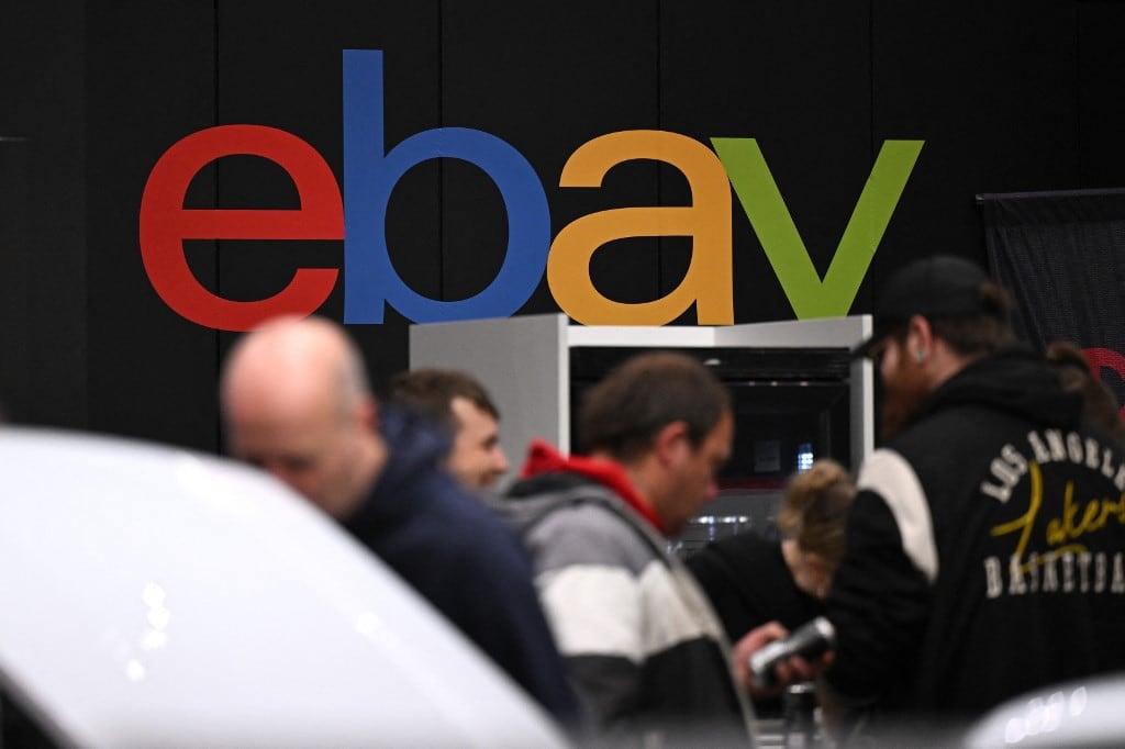 La propuesta por eBay combina efectivo y acciones a partes iguales y llega después de que GameStop se hiciera paulatinamente con una participación del 5% en el capital del grupo de comercio electrónico y subastas. (Photo by Ina FASSBENDER / AFP)