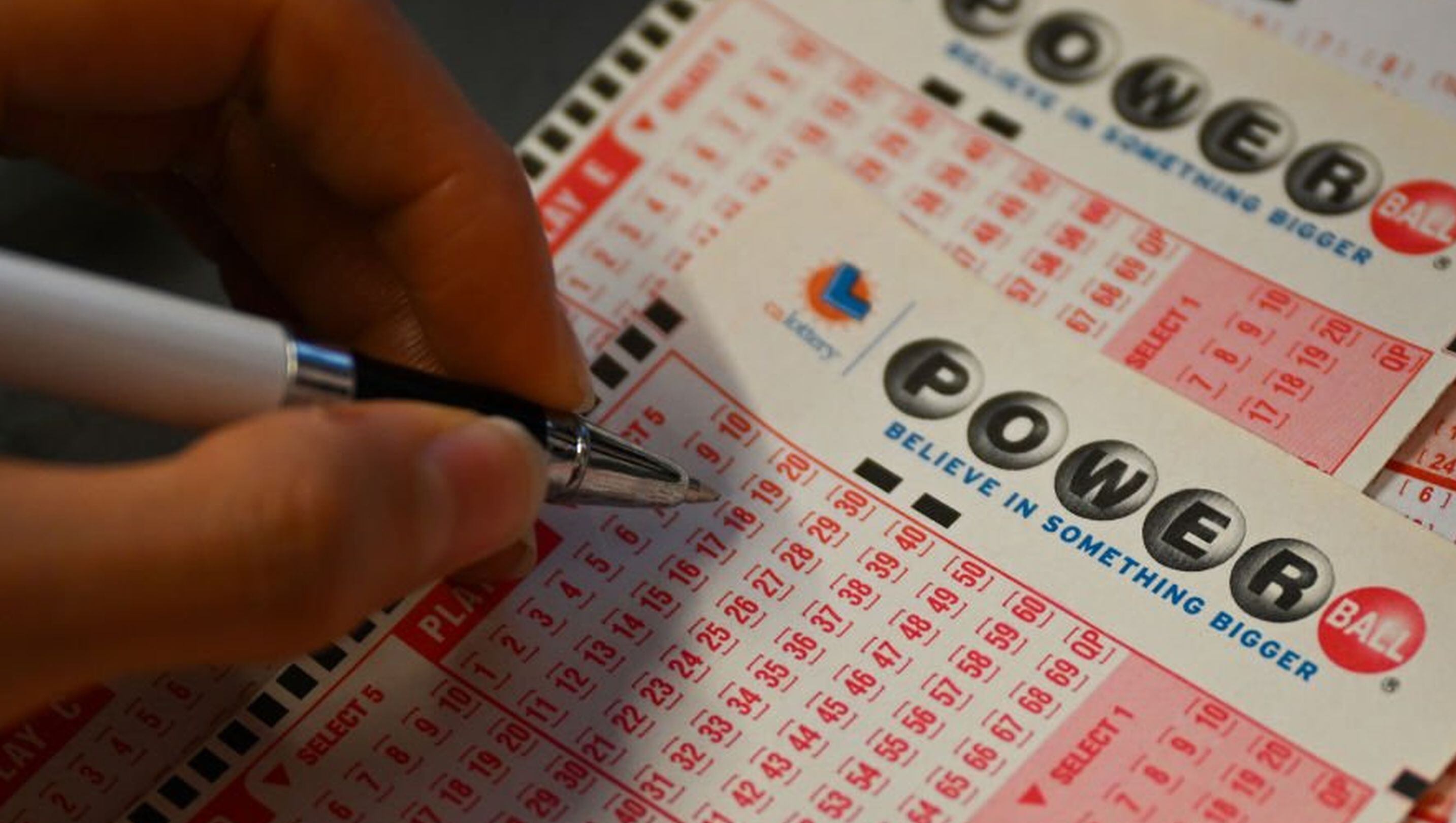 Más de la mitad de las ganancias de la venta de un boleto de Powerball se quedan en la jurisdicción donde se vendió. (Foto: Anadolu / Getty Images)
