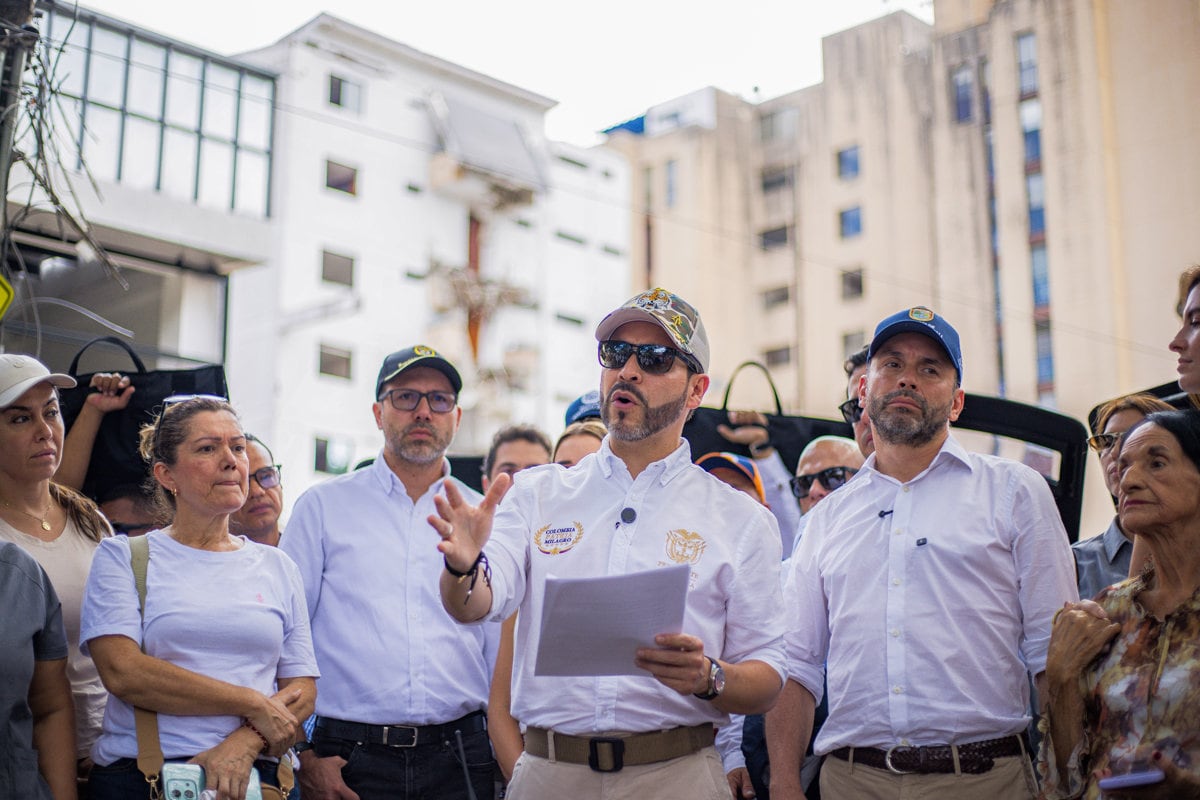 El presidente de Colombia, Abelardo de la Espriella, junto al alcalde de Cali, Alejandro Eder, durante su visita a un grupo de damnificados del terremoto en barrio Cuarto de Legua en Cali, el 6 de septiembre de 2026. (Presidencia de Colombia / EFE)