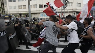 Manifestantes contra inmovilización se enfrentaron a la policía en su intento por llegar al Congreso 