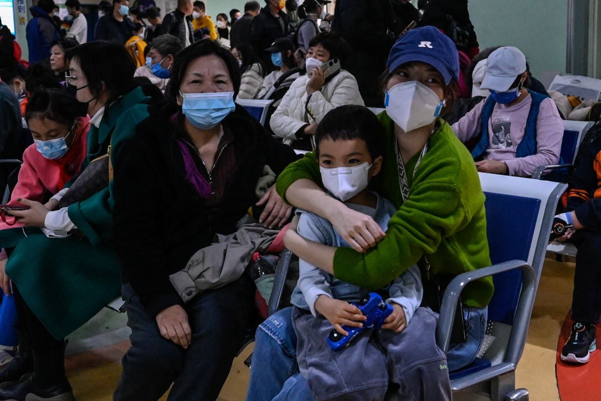 Los niños y sus padres esperan en un área ambulatoria de un hospital infantil en Beijing el 23 de noviembre de 2023 (Foto: Jade Gao / AFP)