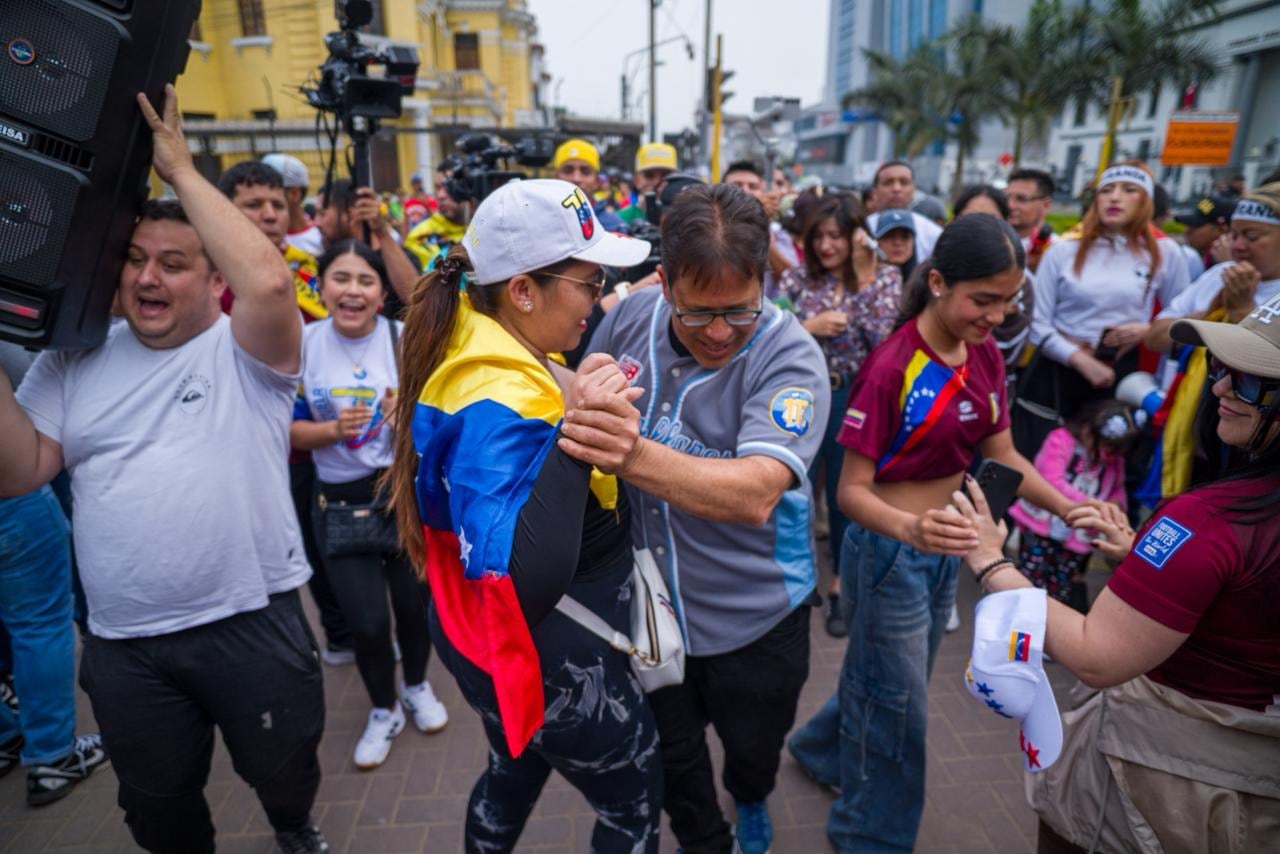 Ciudadanos venezolanos festejan en el frontis de la Embajada de Venezuela tras captura de Nicolás Maduro. Fotos:@photo.gec