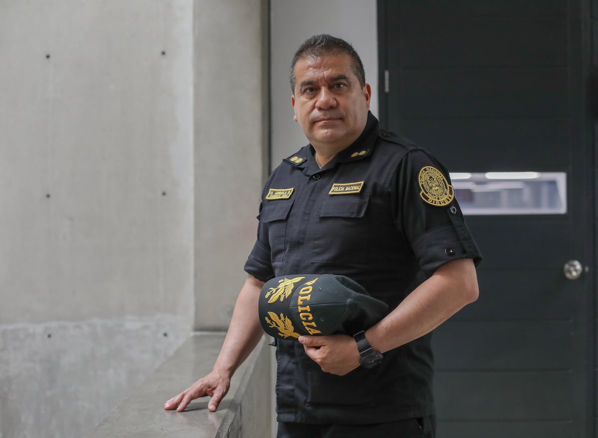 El senador sostuvo que el comandante general de la PNP, Óscar Arriola, debería dejar el cargo ante lo que calificó como un “clamor ciudadano”. Foto: GEC