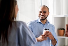 ¿Te incomoda hablar con extraños? Así puedes entrenar tu mente para dominar el arte de la conversación
