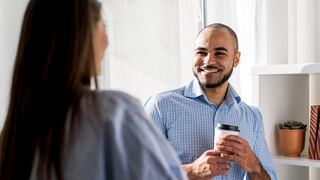 ¿Te incomoda hablar con extraños? Así puedes entrenar tu mente para dominar el arte de la conversación