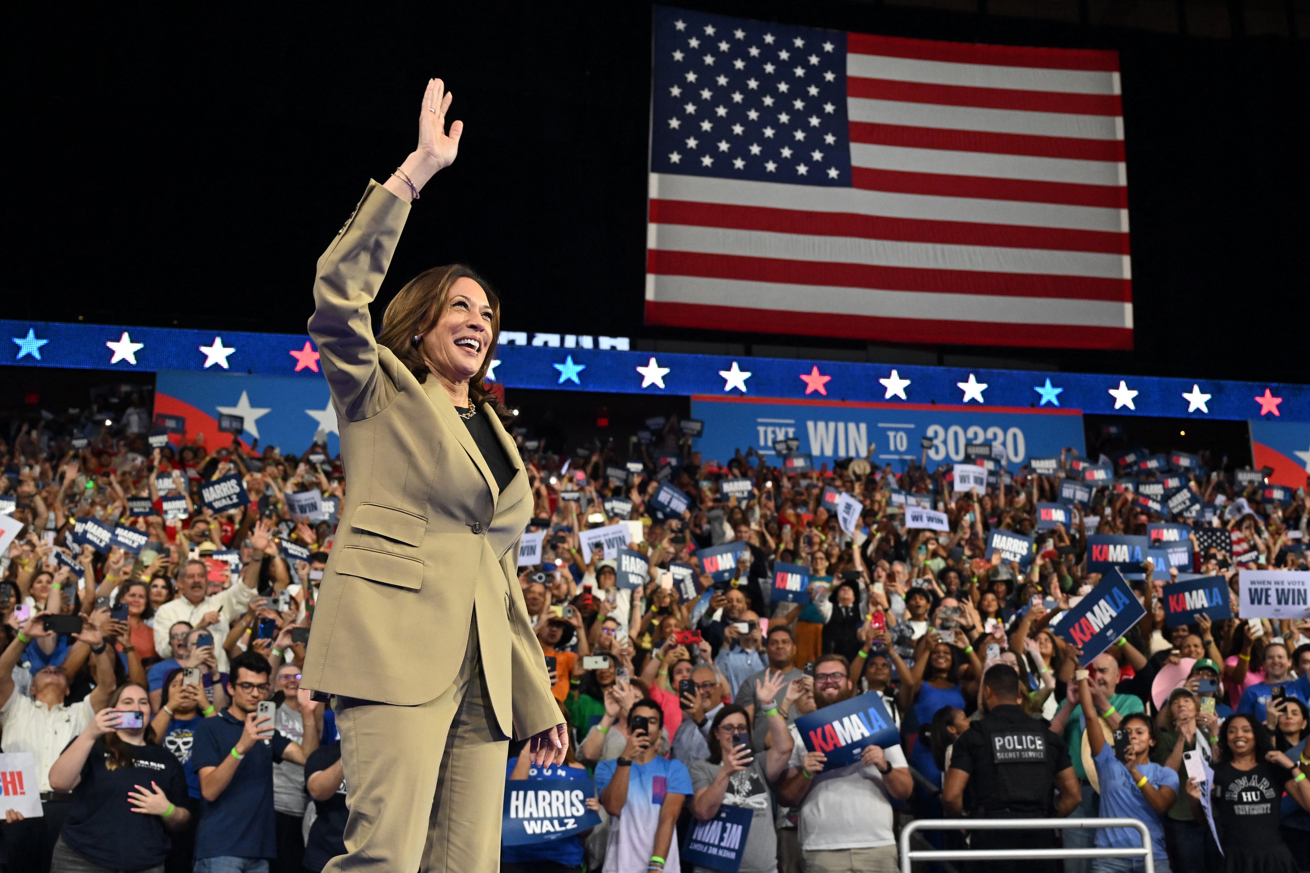 La vicepresidenta de Estados Unidos y candidata presidencial demócrata, Kamala Harris, llega al escenario para un evento de campaña en el Desert Diamond Arena en Glendale, Arizona, el 9 de agosto de 2024. (Foto de Robyn Beck / AFP).